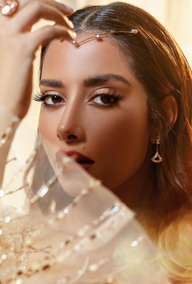 أكسسوارات تناسب صاحبات الشعر الطويل بأسلوب بلقيس فتحي