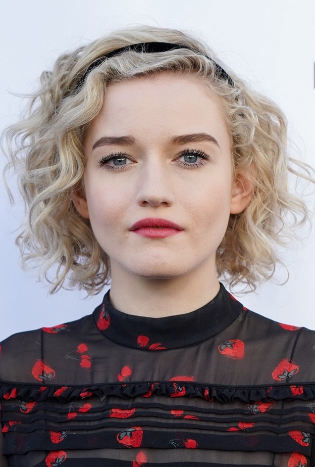 اكسسوارات الشعر القصير من وحي  Julia Garner