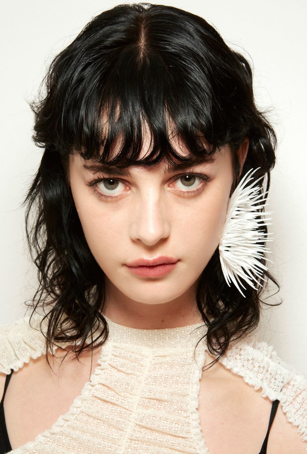 الغرة الأمامية مع تسريحات الشعر المجعدة من وحي Ester Manas