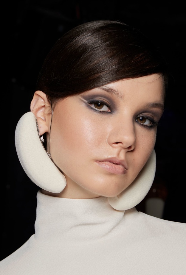 المكياج الاسود المات مع الهايلايتر من وحي دار Stéphane Rolland