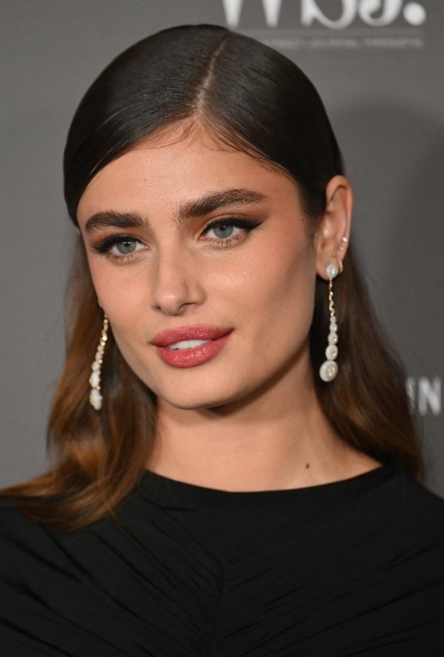 3 اتجاهات جمالية بأسلوب تايلور هيل تليق بالصبايا في العام الجديد