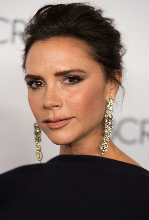 تطبيق الماسك الغني بالفيتامينات بأسلوب Victoria Beckham.jpg