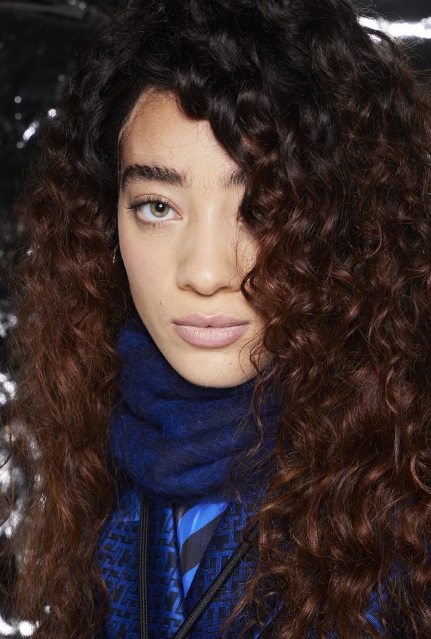 تعطير الشعر الشعر في فصل الشتاء والرائحة الفاخرة المناسبة لك