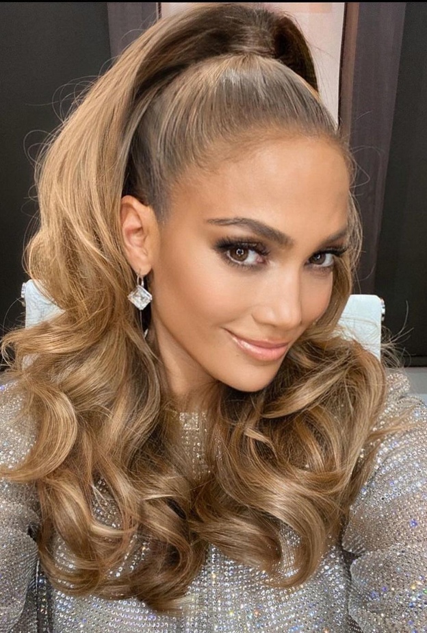 جينيفر لوبيز بصبغات الشعر البني الفاتح والعسلي- الصورة من صفحة Violet Teriti