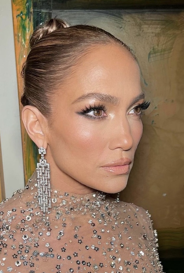 1 رئيسية خطوات تطبيق مكياج جينيفر لوبيز Jennifer Lopez الذي لا تبطل موضته ليوم الحب - الصور من حساب Mariel Haenn على انستغرام