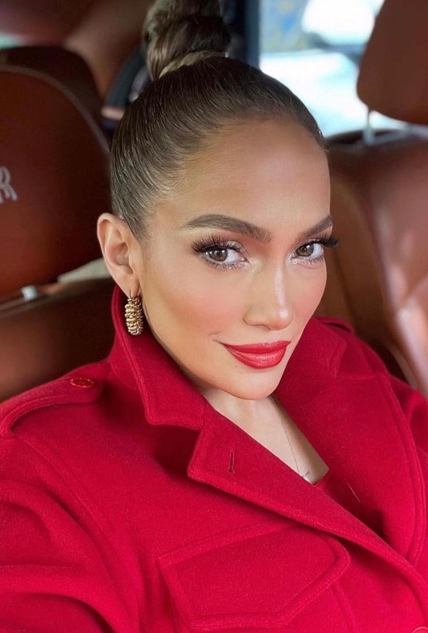 رسمات المكياج الاحمر بأسلوب جينيفر لوبيز- الصورة من حساب Mary Phillips