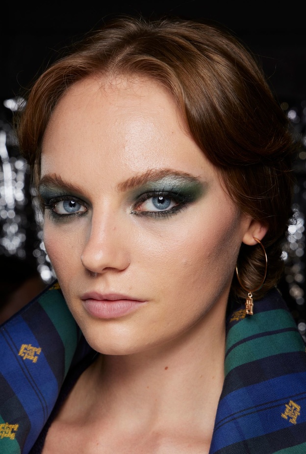 صيحة الظلال الاخضر مع اللون الاسود الساحر بأسلوب دار Tommy Hilfiger