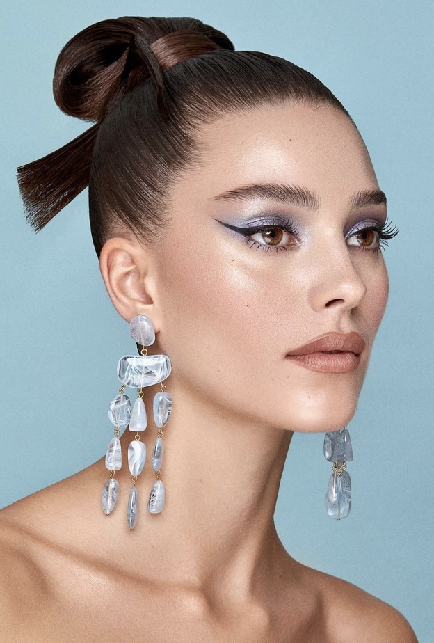 طريقة تطبيق المكياج الأزرق باسلوب نكيكي مايكاب - الصورة من حسابها على انستغرام