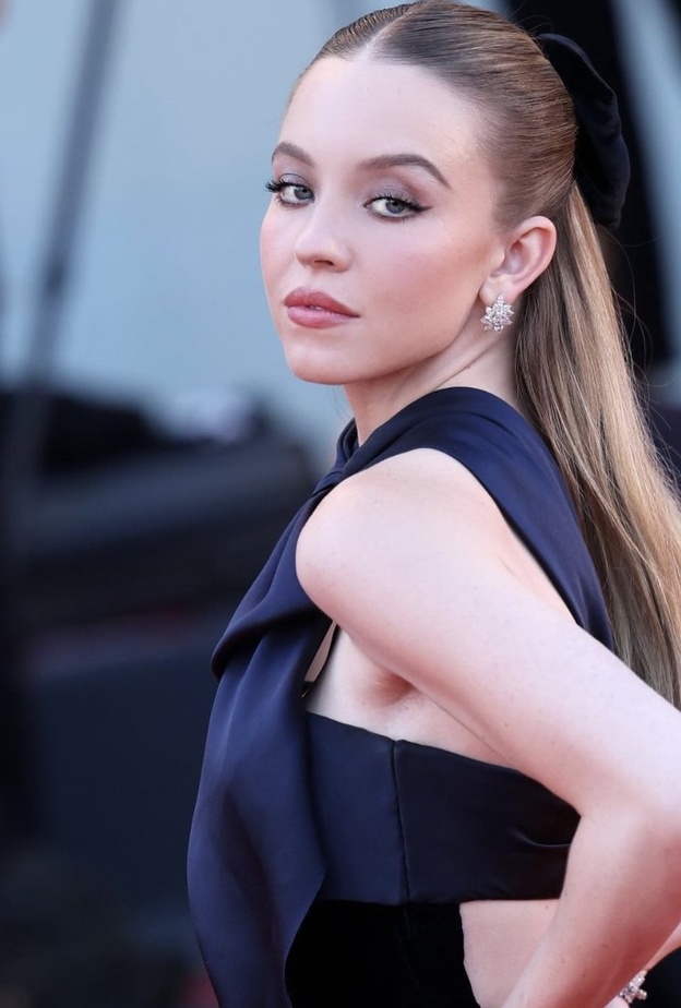 طريقة كلاسيكية لا تبطل موضتها للرفعة النصفية من وحي سيدني سويني - الصورة من حسابها لعى انستغرام