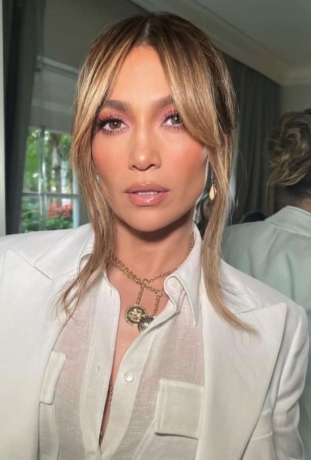 مستحضرات التجميل التي لا تبطل موضتها وتساعدك في تطبيق مكياج جينيفر لوبيز Jennifer Lopez - الصورة من حسابها على انستغرام