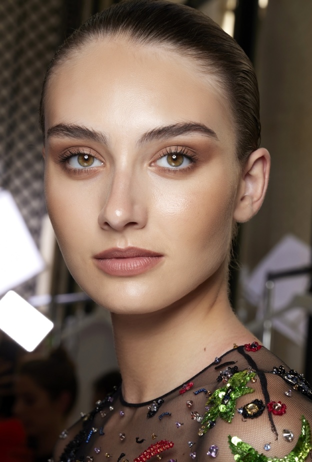 مكياج عيون طبيعي يساعد على رفع العينين وجعلها تبدو أكبر