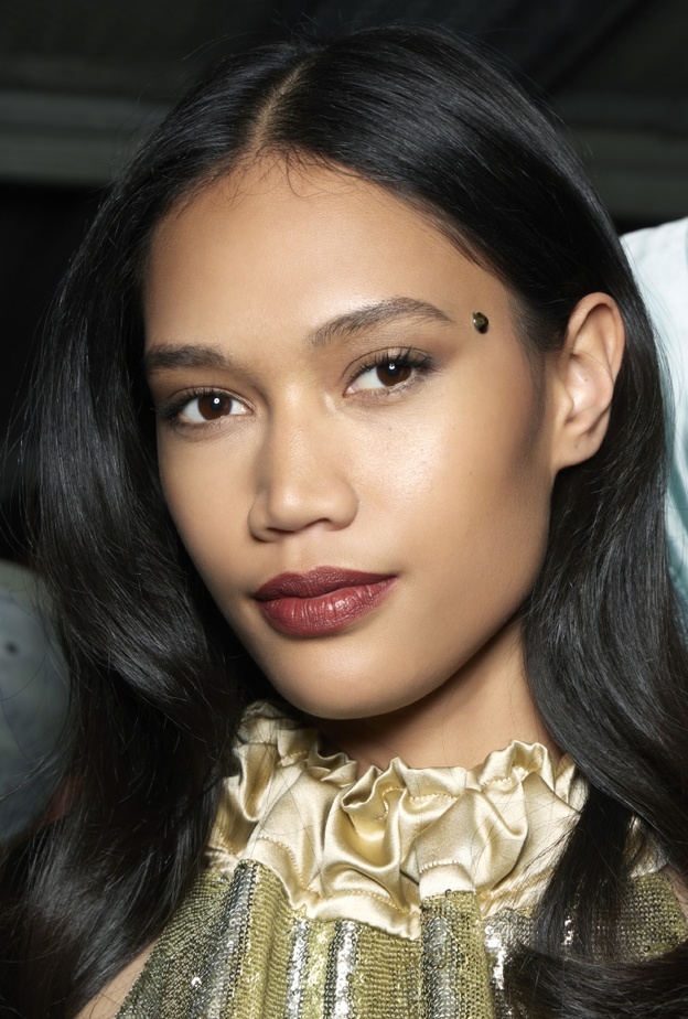 نثر الغلوس اللماع لتثبيت اللون من دار Alexis Mabille