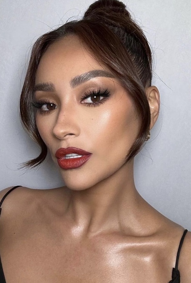 shay Mitchell وأحمر الشفاه الأحمر - الصورة من حساب Ash Holm على انستغرام