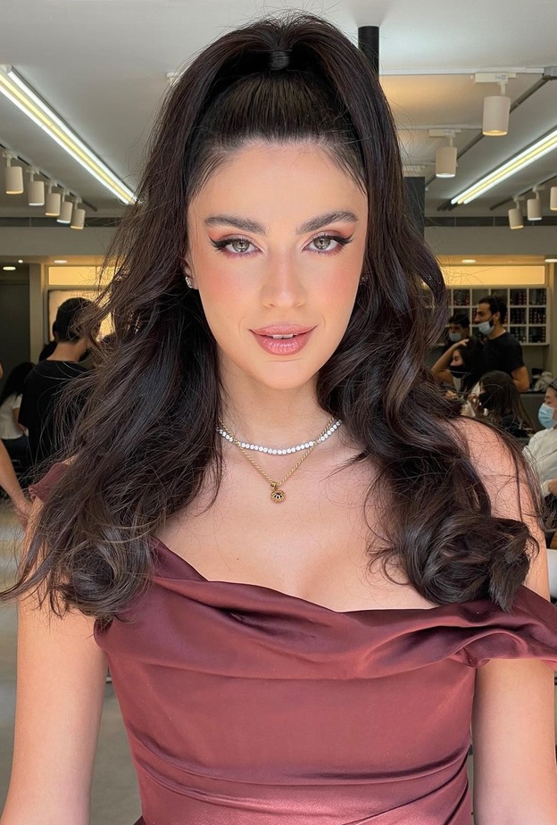 خطوات تطبيق تسريحة شعر ذيل حصان للمناسبات بأسلوب بيرلا حلو