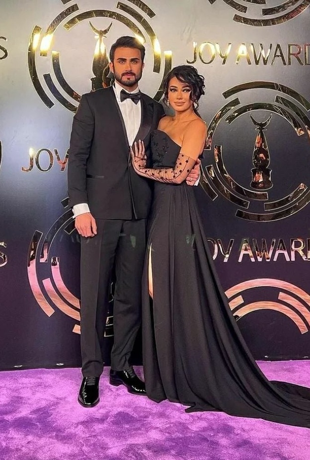 أحدث إطلالات ثنائيات النجوم بألوان حيادية في مناسبات مختلفة.. شاهدي أناقتهم