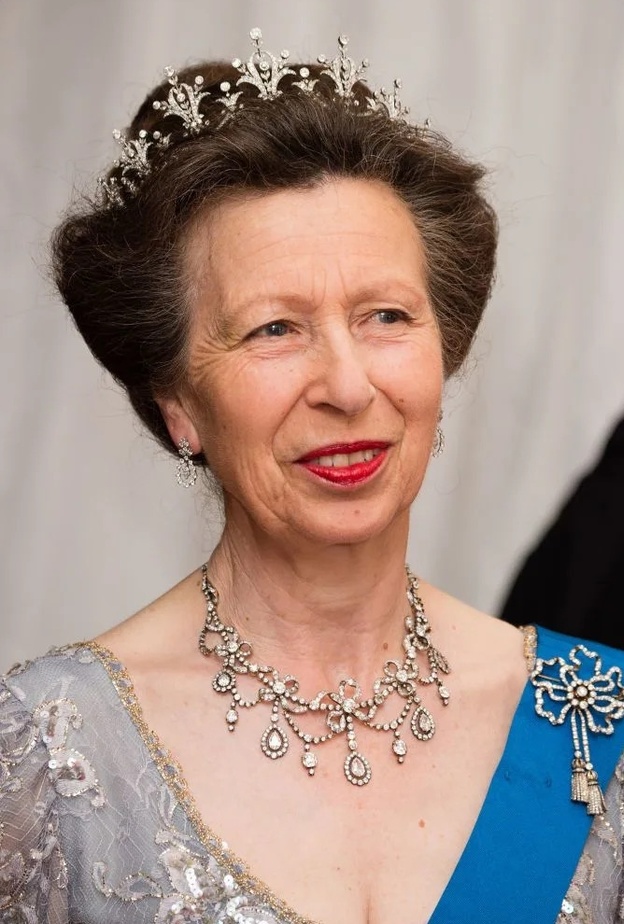 مناسبات ظهرت فيها الأمير آن بتاج ملكي