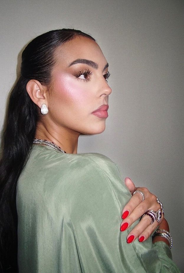 تسريحات شعر ناعمة بأسلوب جورجينا رودريغز