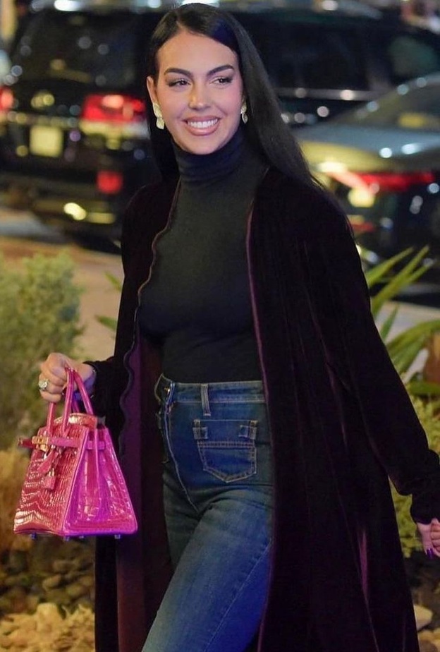 5 أفكار لتتألقي بالأسود من وحي إطلالات جورجينا رودريغيز