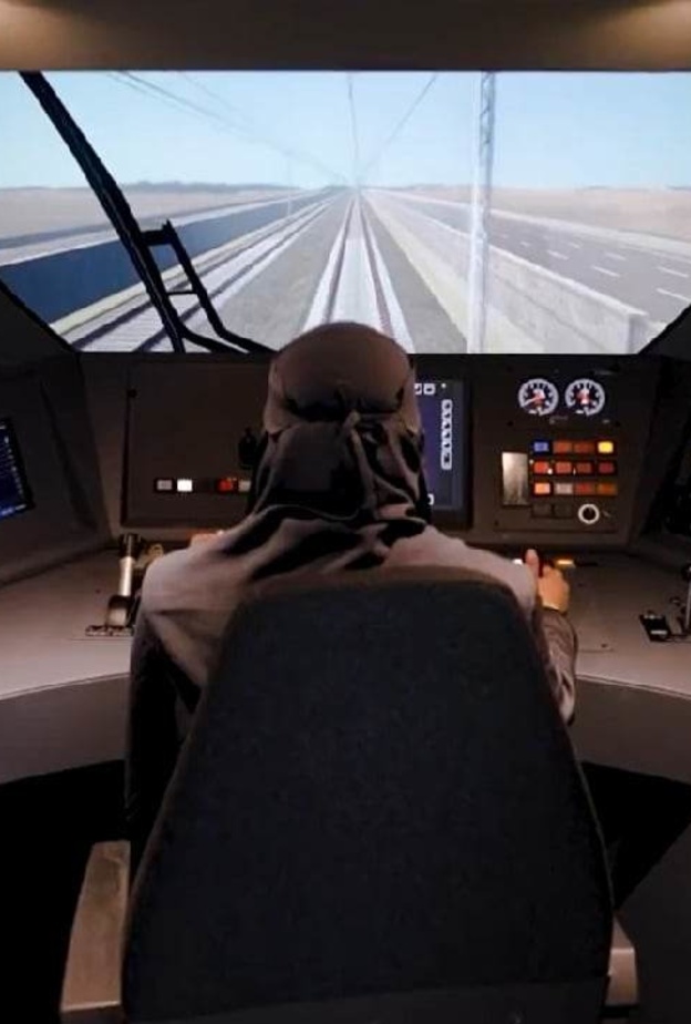 لأول مرة.. 32 قائدة سعودية يقدنَ قطار الحرمين السريع