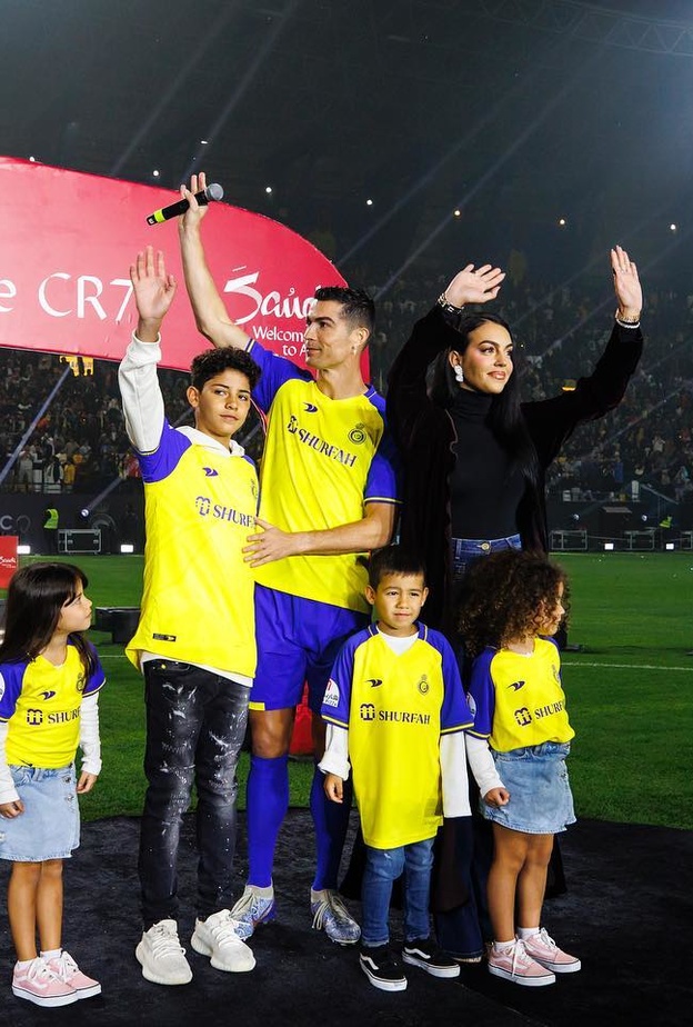 رونالدو وأسرته في مرسول بارك