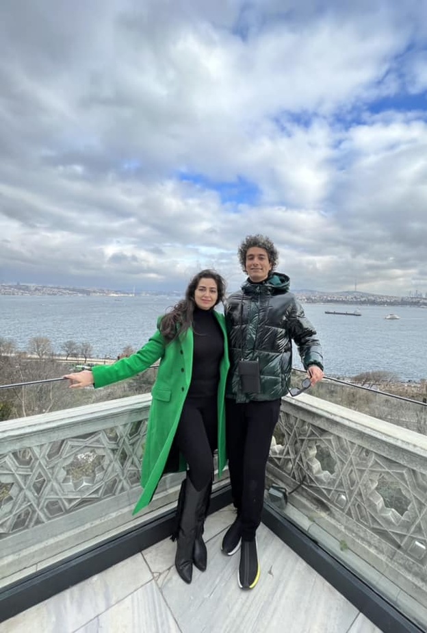 تنسيقات أزياء شتوية للثنائيات استوحيها من أسلوب هبة مجدي وزوجها بإطلالات متنوعة