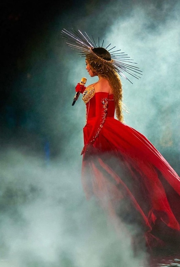 beyonce بإطلالة لافتة باللّون الأحمر من نيكولا جبران 