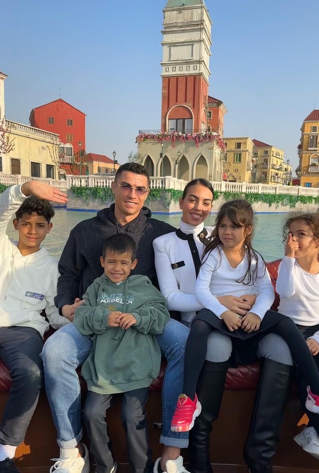 جورجينا رودريغز ورونالدو وأبنائهما