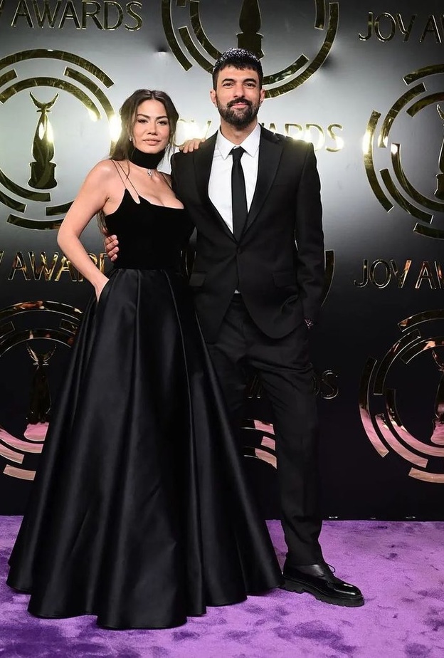 نجمات عالميات خطفنّ الأنظار بمجوهراتهن الفاخرة في حفل JOY AWARDS.