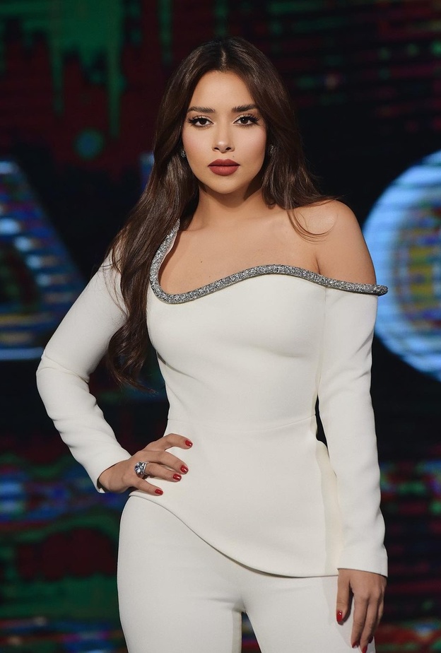 إطلالات كسرت فيها بلقيس فتحي من روتين الفساتين وتألقت بالجمبسوت والبدلات المونوكروم