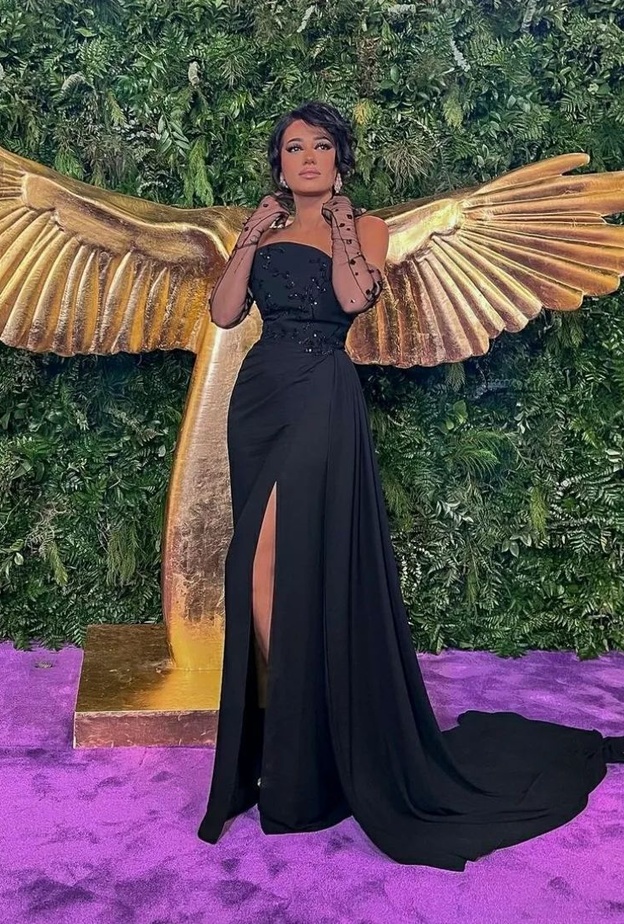 رحمة رياض تعتمد قفازات باليد من التول الأسود الشفاف 