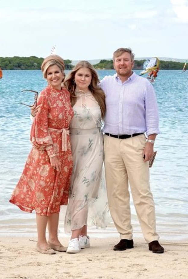 أماليا ولية عهد هولندا مع ملك وملكة هولندا في الكاريبي