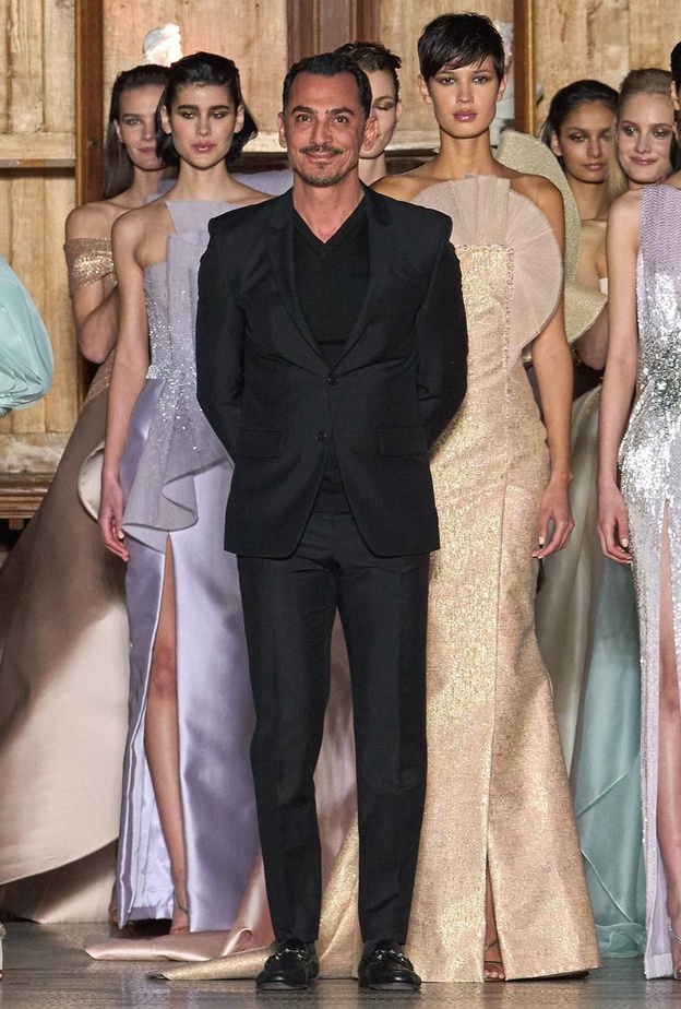 رامي العلي مصمم أزياء سوري حفر طريقه إلى العالمية ببراعة وأنامل من ذهب 