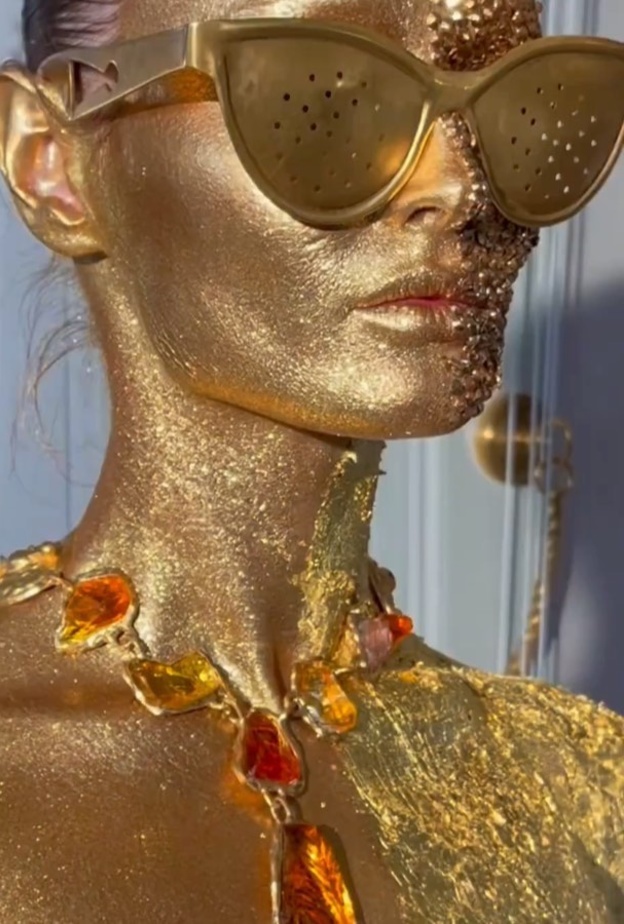 أغرب تصاميم مجوهرات شهدتها منصات عروض الأزياء العالمية والسجادة الحمراء