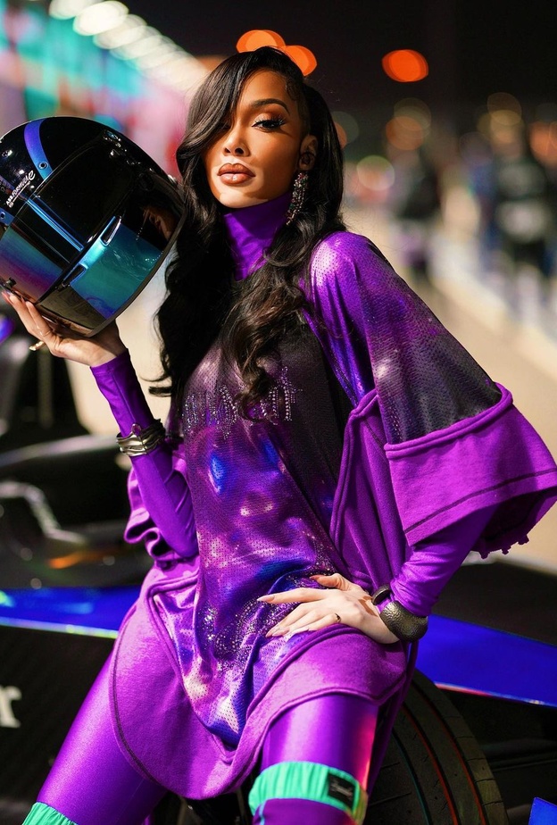 صور.. إطلالات أنيقة للعارضات والنجمات في بطولة Formula E بالسعودية