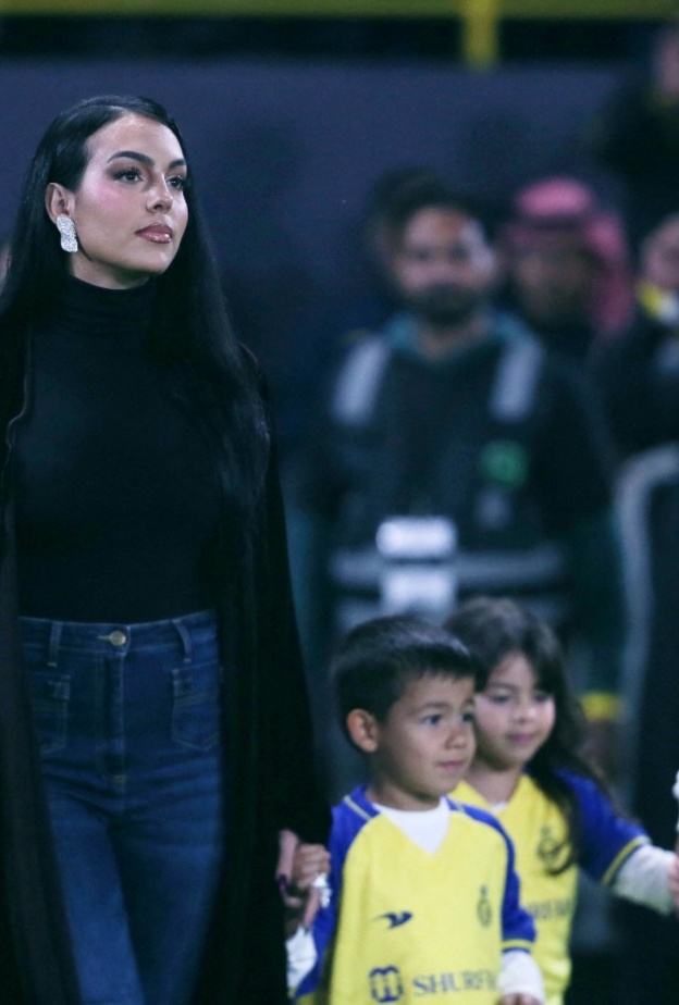 الإطلالة الأولى لعائلة كريستيانو رونالدو في مرسول بارك 