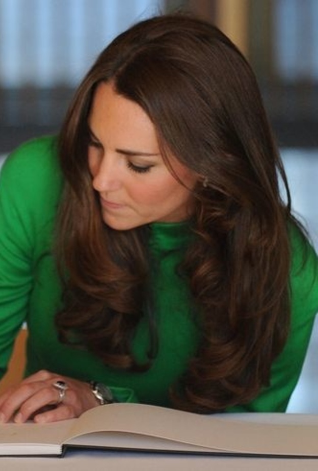 تعرف على طريقة توقيع أفراد العائلة المالكة البريطانية.. وأيهم أكثر تميزا؟