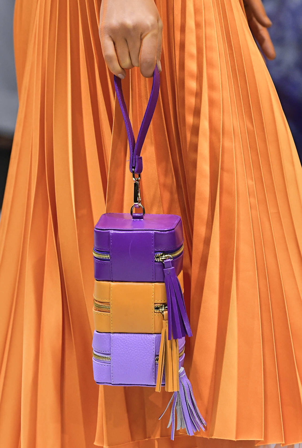 موضة الحقائب المدموجة بألوان حيوية