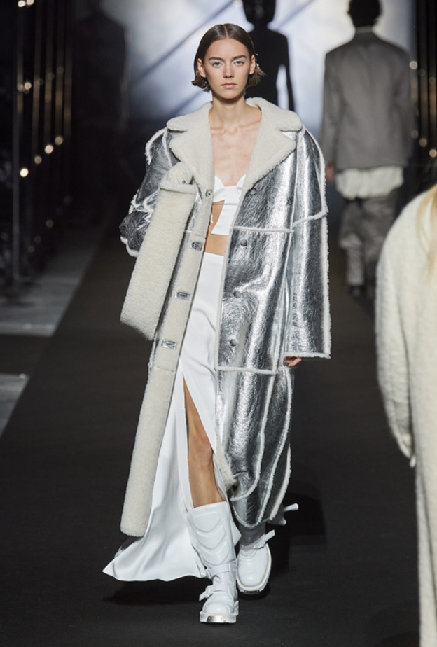 الفضي الميتالك هو اللون الذي تحتاجينه هذا الموسم لاطلالة عصرية 