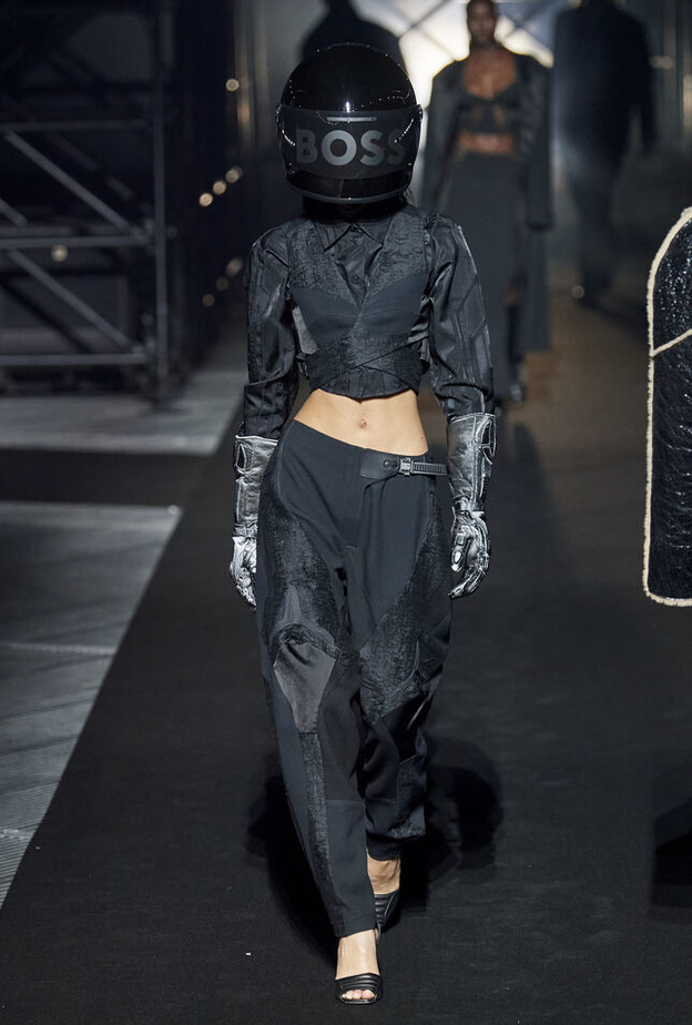 إطلالة مونوكروم باللّون الأسود من Boss