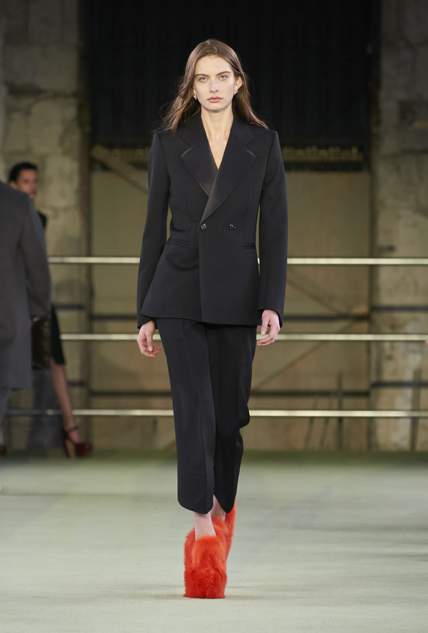 بدلة سوداء بدون قميص في ساعات النهار