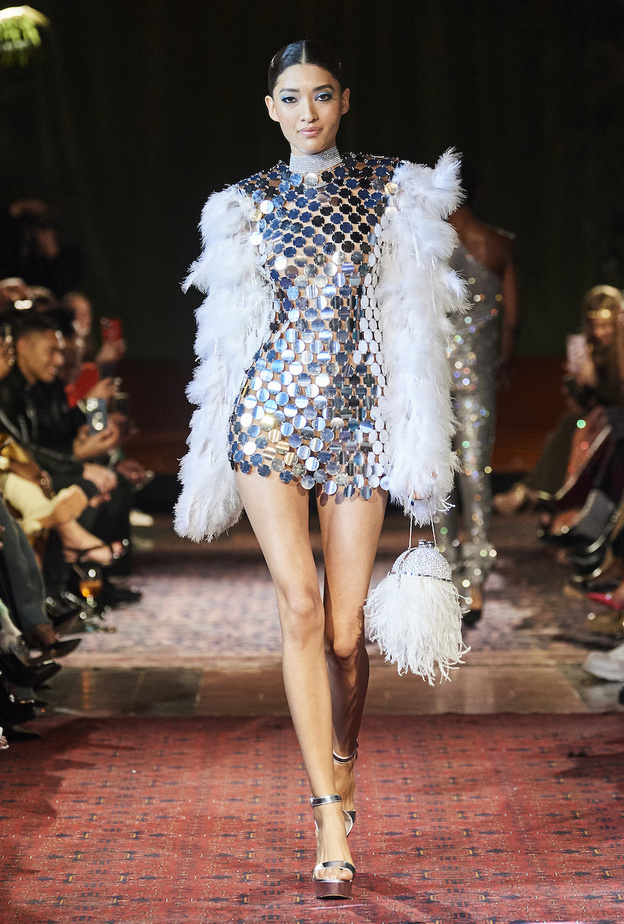 الريش والترتر عنوانان لأجمل أزياء السهرات هذا الموسم 