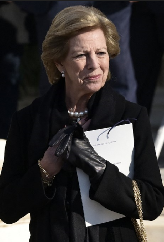  الملكة آن ماري تودع زوجها الملك قسطنطين الثاني بقلادة زفافهما