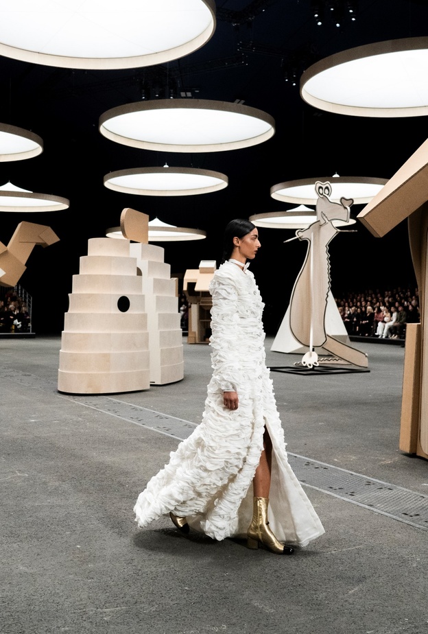 أسبوع الأزياء الراقية لربيع وصيف 2023: أبرز العروض وكل ما تحتاجين معرفته