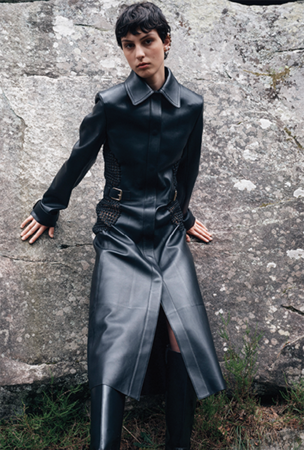 أجمل الإطلالات السوداء الحبرية التي أثبتت وجودها الآسر ضمن مجموعات "ريزورت" 