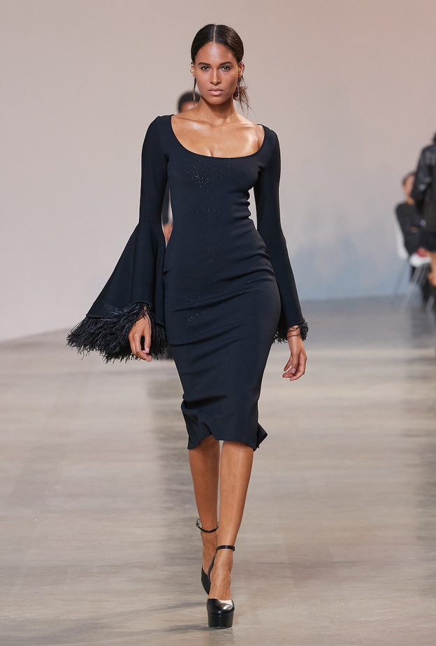 اختاري الفستان الميدي لتبرزي أناقتك الأنثوية