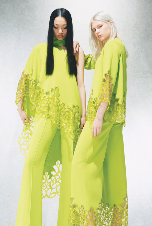 أفكار تنسيق إطلالات باللون الأخضر الحمضي وإتمامها مع اكسسوارات بلمسات لونية إضافية قوية