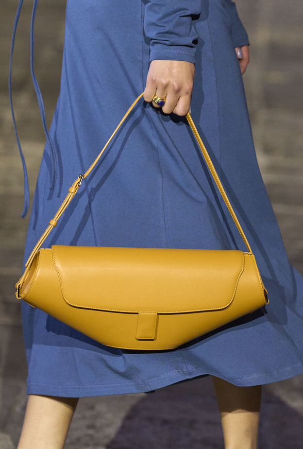 أجمل الافكار لإختيار موضة الحقائب الصفراء في ساعات النهار