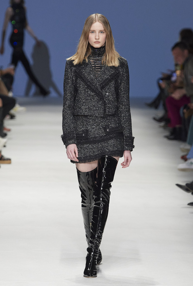 البدلة التنورة خيارك الأكثر أنوثة لمناسباتك الرسمية 