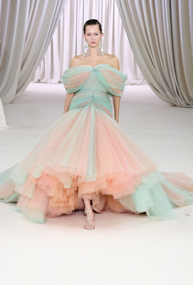 نعومة الباستيل تلوّن أجمل فساتين السهرة في أسبوع الموضة في باريس 