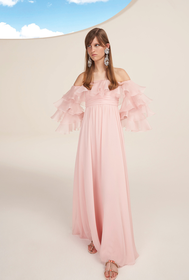 إطلالات أنثوية حالمة تستحضرها الدرجات الباستيلية الناعمة في الأزياء والاكسسوارات 